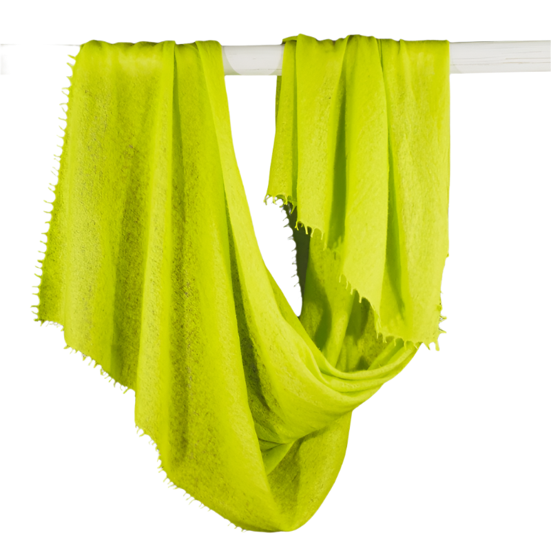 Ahmaddy Kaschmirschal Green in der Farbe Neongrün über einer Stange