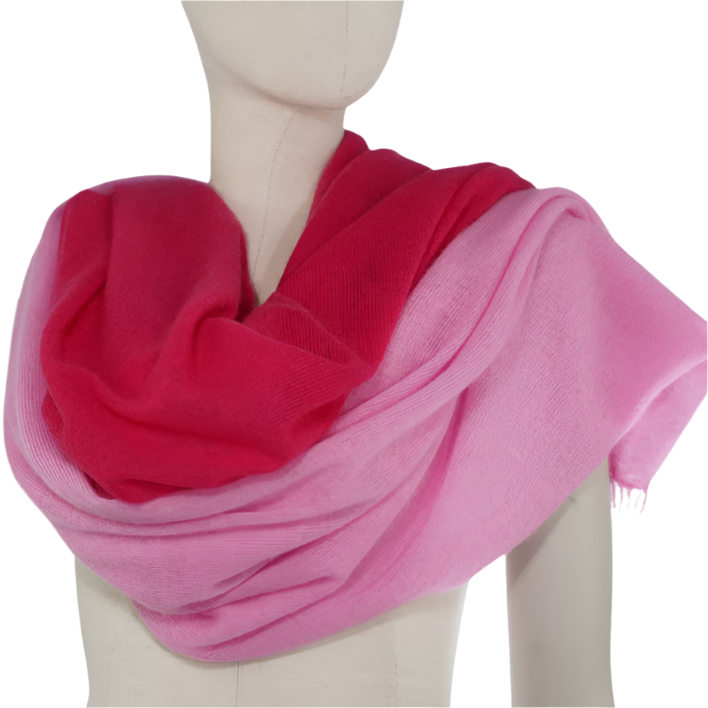 Ahmaddy Kaschmirschal Rose in Rosa und Rot über einer Schaufensterpupe