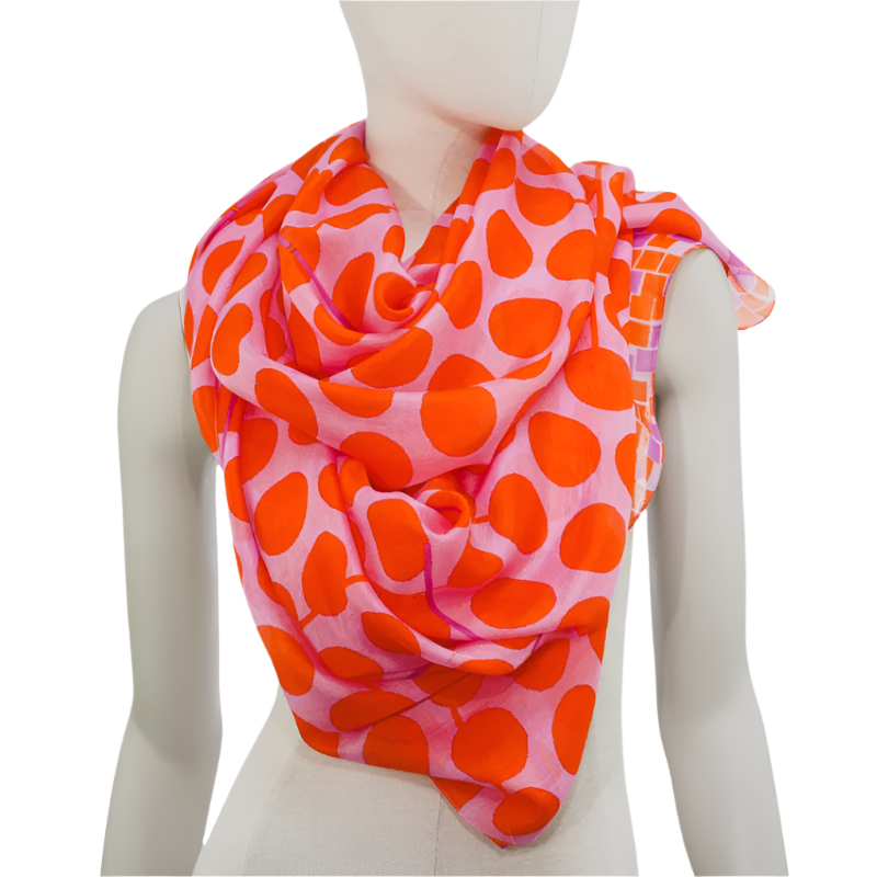 Ahmaddy Seidenschal Polka in rosa mit Punkten in Orange  mit einer schönen Musterung über einer Schaufensterpupe