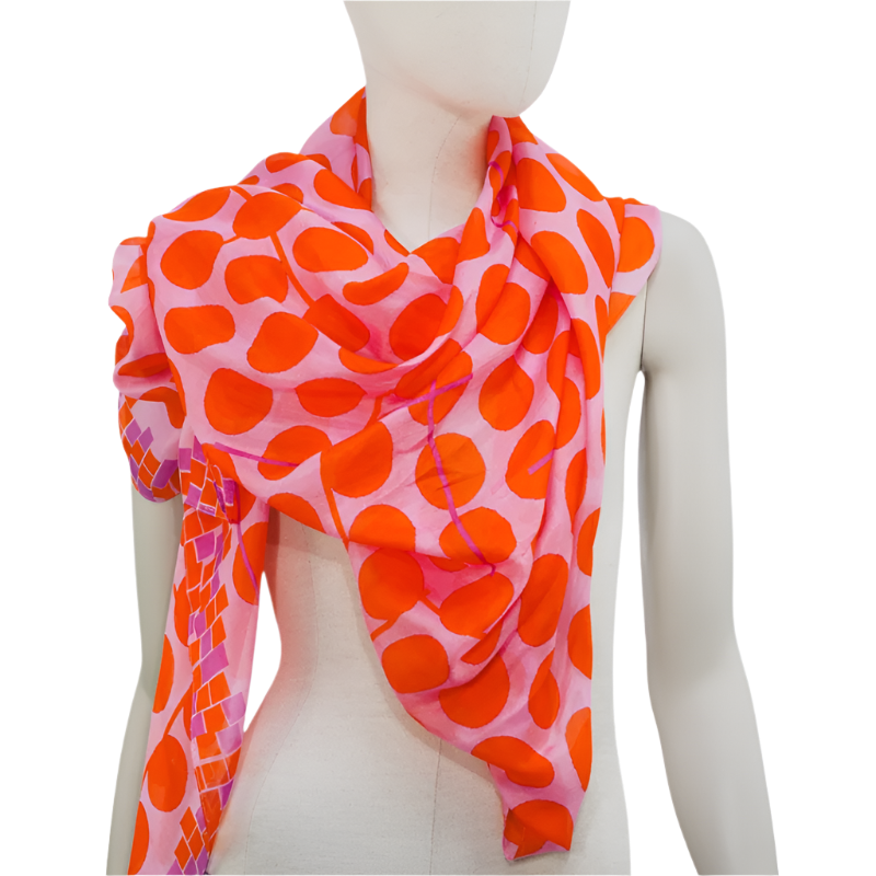 Ahmaddy Seidenschal Polka in rosa mit Punkten in Orange  mit einer schönen Musterung über einer Schaufensterpupe