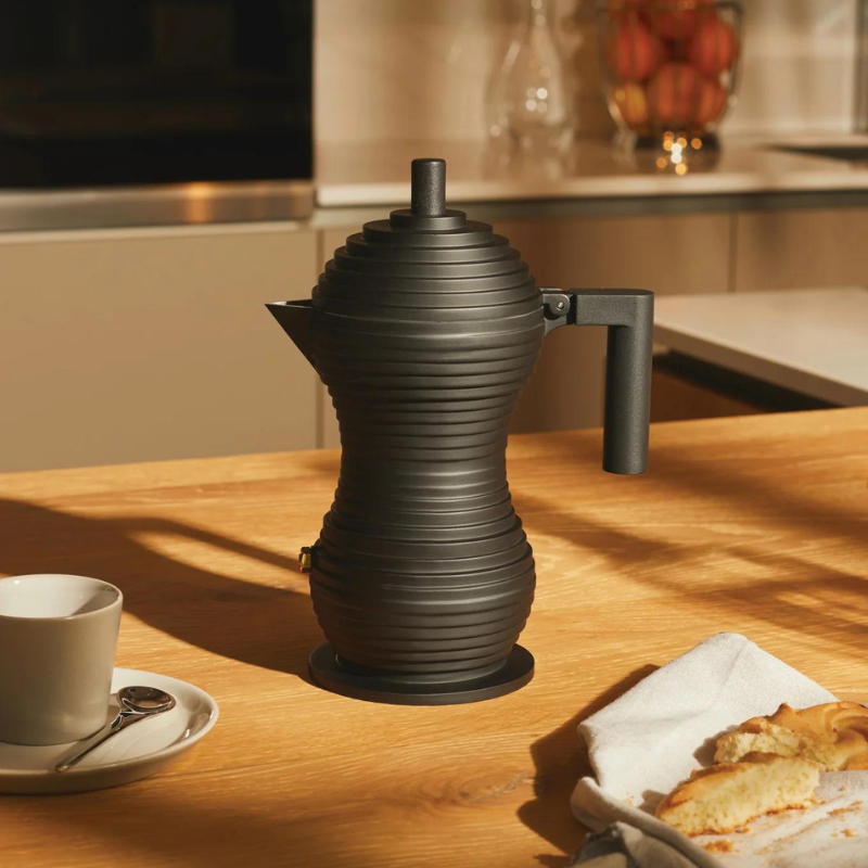 Alessi Pulcina Espressokocher auf Holztisch