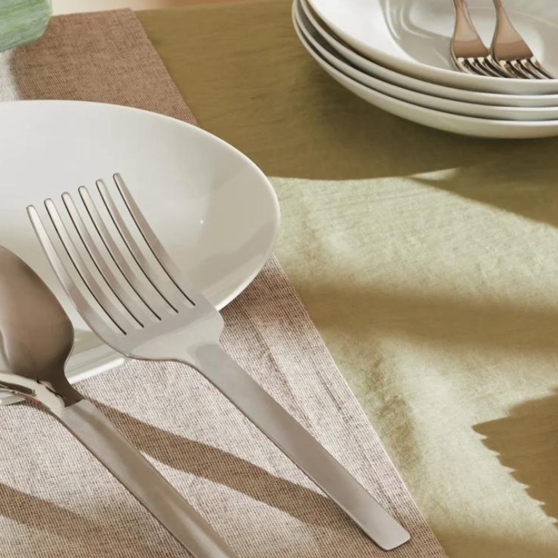 Alessi Spaghettigabel Tibidabo auf einem gedeckten Tisch mit weißem Geschirr