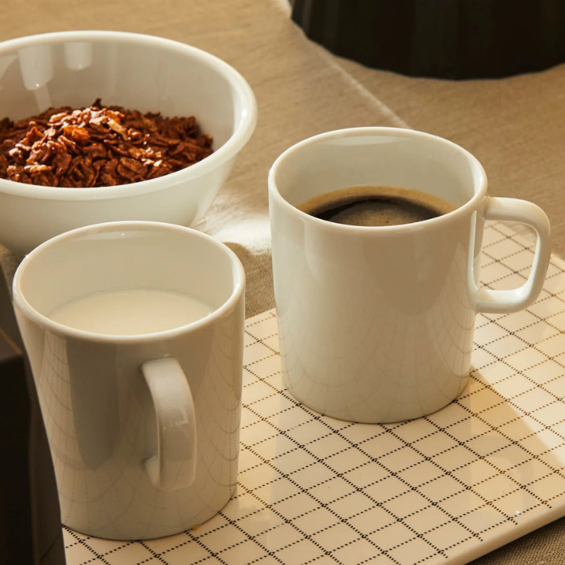 Kaffeetasse "PlateBowlCup" auf einem Tisch dekoriert