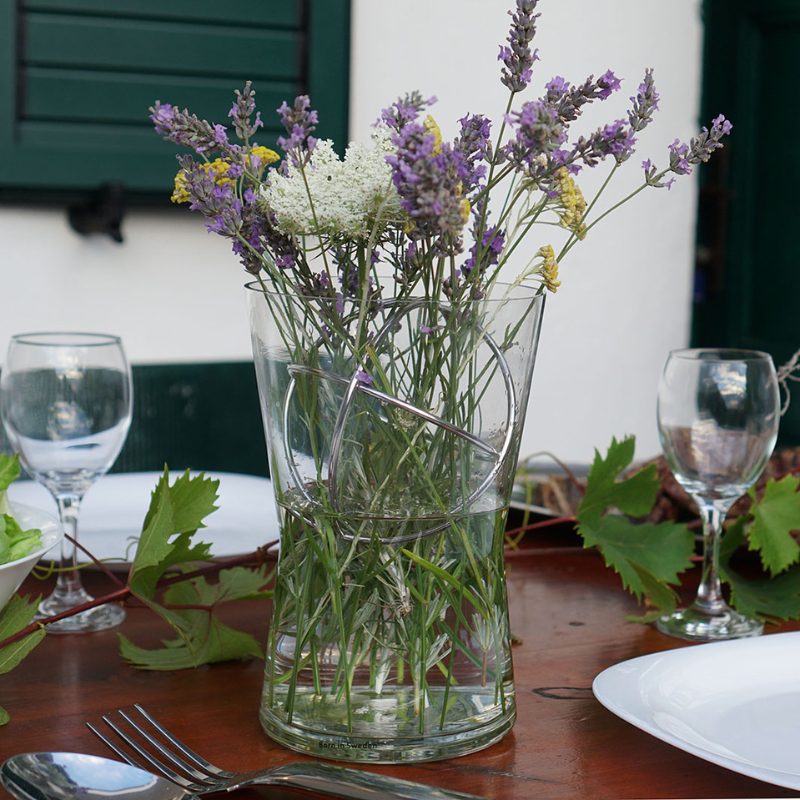 Vase mit Stahlkugel