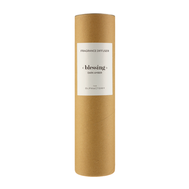 Diffuser "BLESSING" Dark Amber von The Olphactory – Detailansicht Glasflakon mit Duftstäbchen