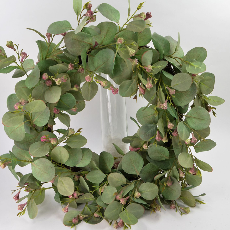Eukalyptuskranz mit Beeren aufgestellt zum präsentieren