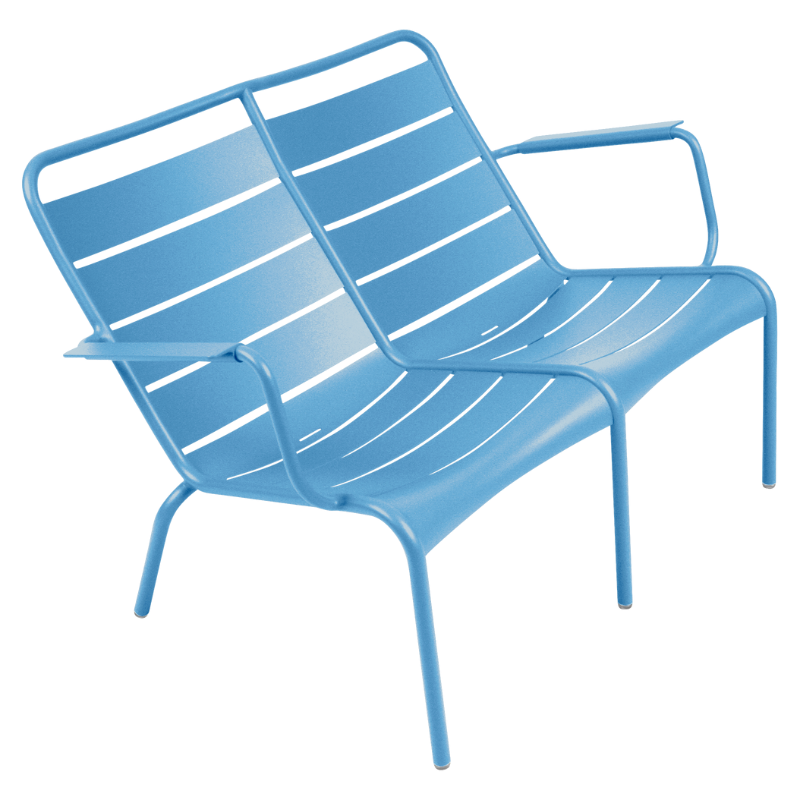 Fermob Luxembourg tiefer Sessel – hellblaue Gartenbank im modernen Design aus pulverbeschichtetem Aluminium für zwei Personen, wetterfest und stilvoll für Terrasse oder Balkon