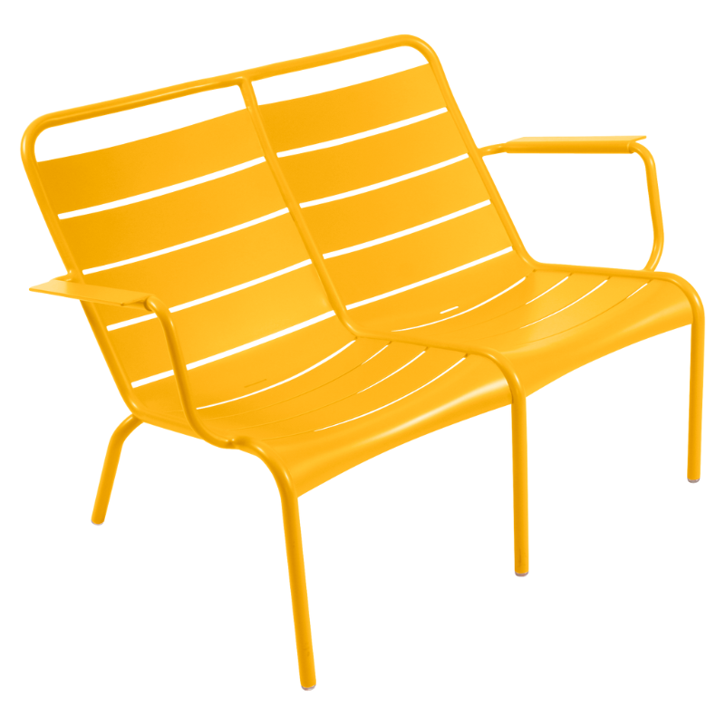 Fermob Luxembourg tiefer Sessel – gelbe Gartenbank im modernen Design aus pulverbeschichtetem Aluminium für zwei Personen, wetterfest und stilvoll für Terrasse oder Balkon