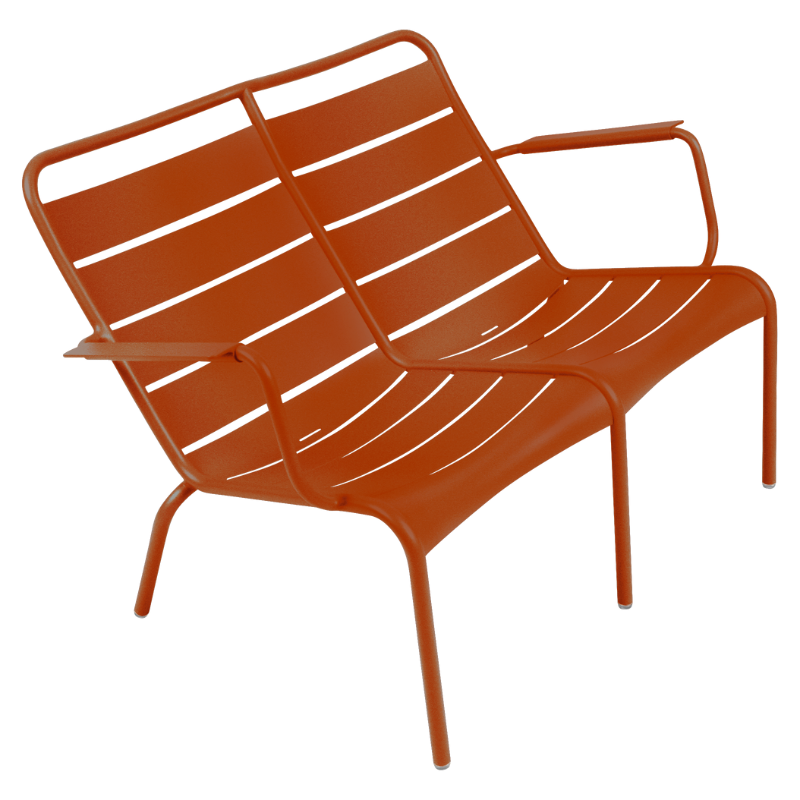 Fermob Luxembourg tiefer Sessel – rote Gartenbank im modernen Design aus pulverbeschichtetem Aluminium für zwei Personen, wetterfest und stilvoll für Terrasse oder Balkon