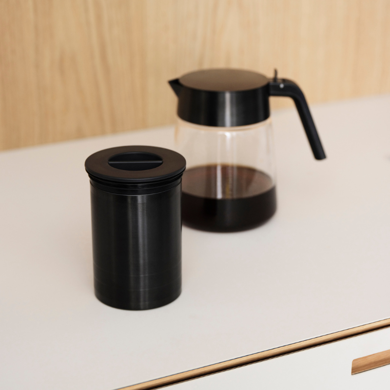 Glaskanne und Filter für Cold brew  "Nohr" auf einer Küchentheke