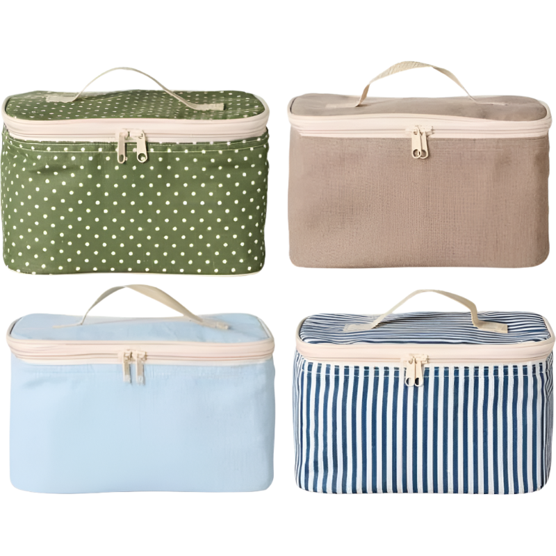 Vier Kühltaschen in unterschiedlichen Designs – gestreift, hellblau, beige und grün gepunktet – nebeneinander angeordnet
