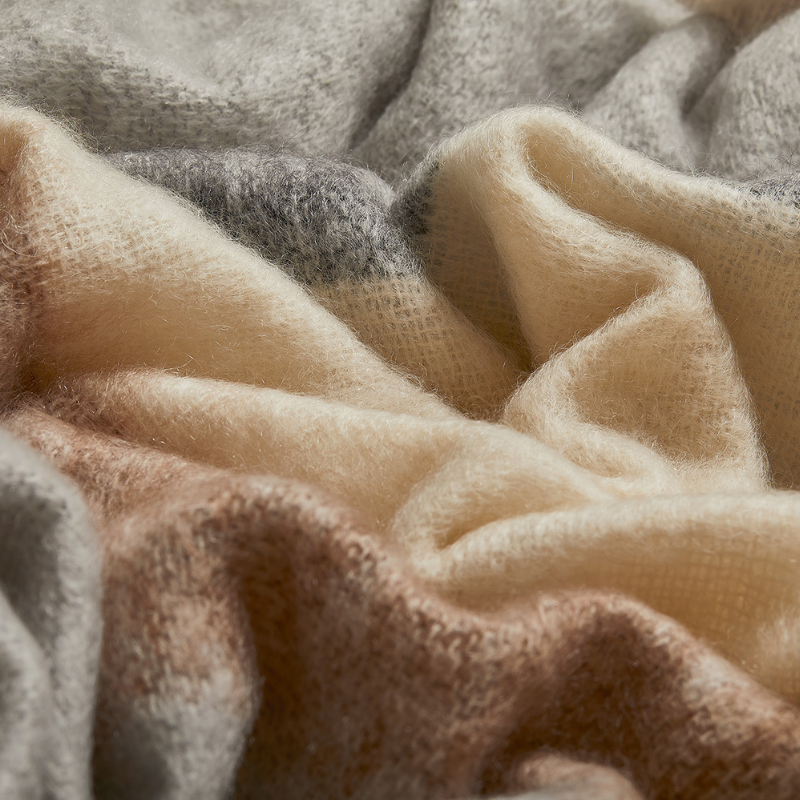 Mohair Dreams Decke Braun Hellgrau Taupe Nahaufnahme