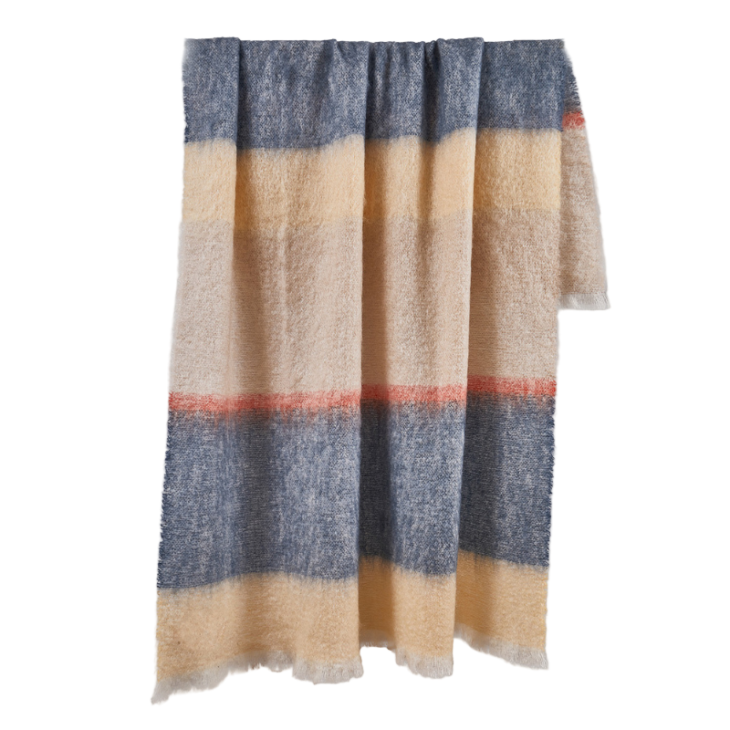 Mohair Dreams Decke Hellblau Taupe Apricot an einem Aufhänger