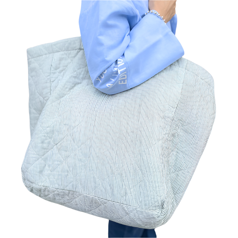 Tasche mit gesteppten weißen und grünen Streifen