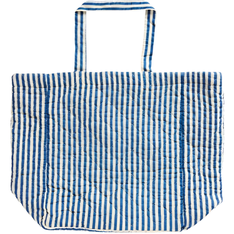Wattierte Tasche mit blauen und weißen Streifen, flach ausgebreitet und frontal fotografiert vor weißem Hintergrund.