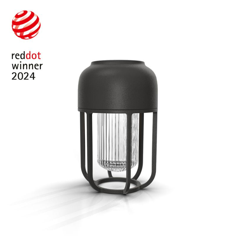 Solarbetriebene Außenleuchte im modernen Design mit schwarzem Metallrahmen und geriffeltem Glaszylinder