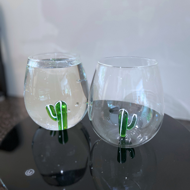Trinkglas mit Kaktus Cactus - zwei Gläser nebeneinander, linkes Glas gefüllt mit 600ml Wasser und das rechte Glas ohne Füllung.