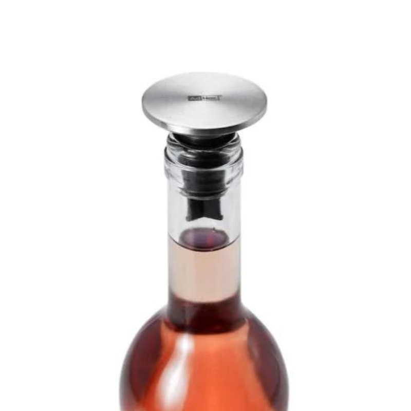 Flaschenausgiesser mit Edelstahl Kopf  des Herstellers Adhoc auf einer Flasche