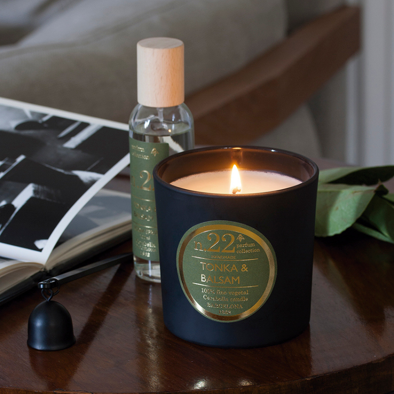 Cerabella Duftkerze black Tonka & Balsam auf einem Holztisch
