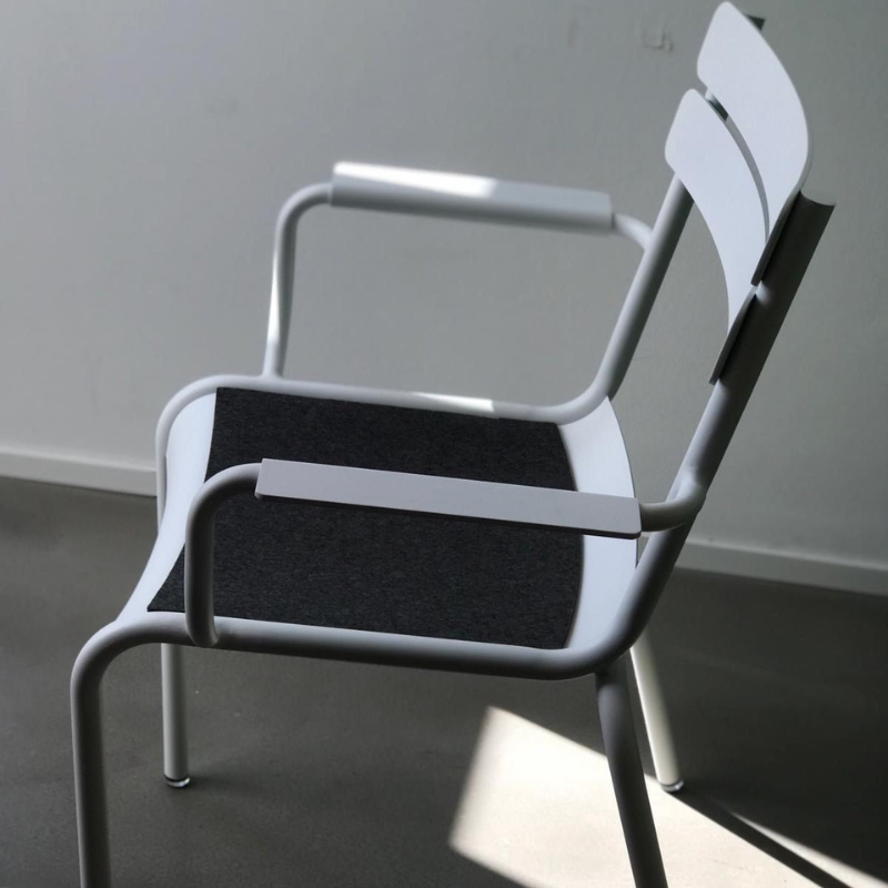 Hey SIGN Filz Sitzauflage auf Fermob Stuhl