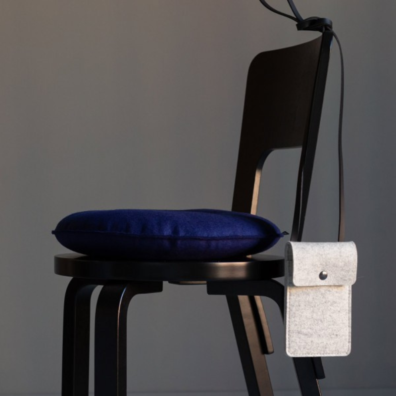 Hey Sign Smart Bag Wollweiss an einem Stuhl