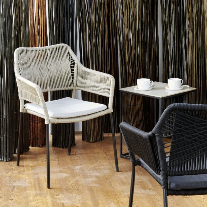 Cotto Wohnen LambertAmayaIn_OutdoorStuhlKordelimWohnzimmer