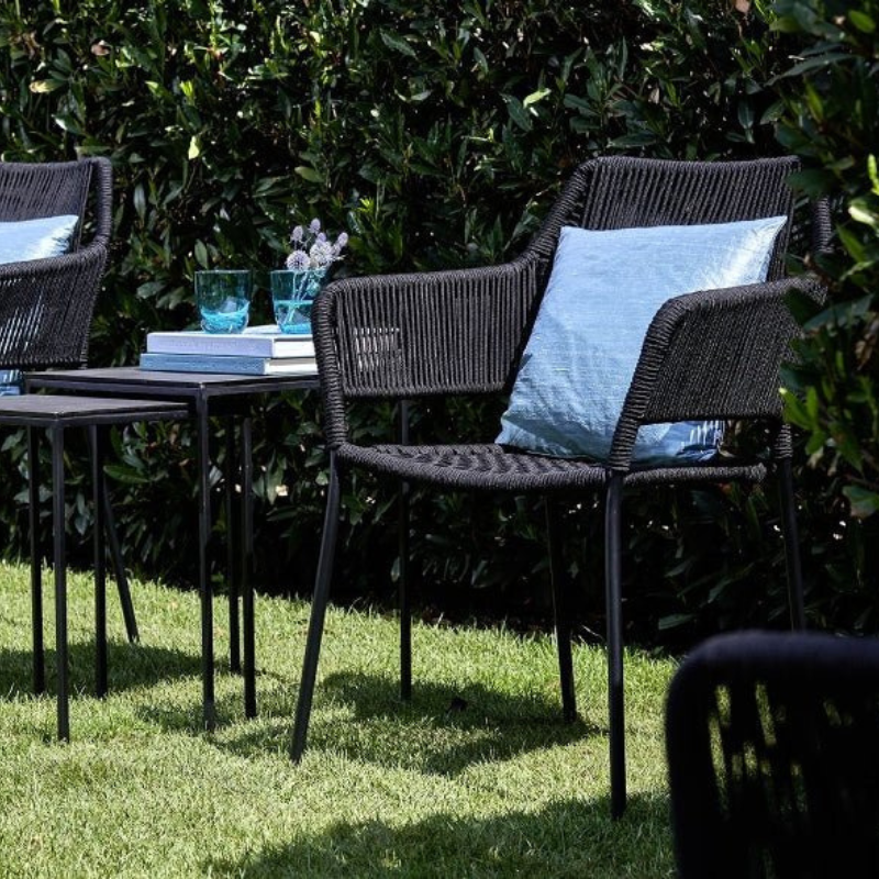 Cotto Wohnen LambertAmayaIn_OutdoorStuhlSchwarzimGarten