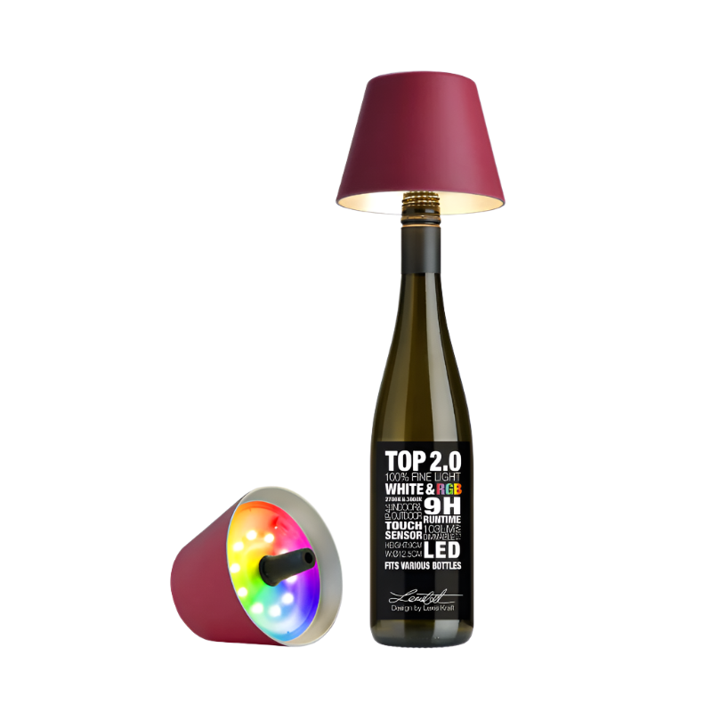 TOP LED Flaschenaufsatz-Leuchte 2.0 von Sompex mit (Deko) Flasche in Bordeaux auf einem weißen Hintergrund
