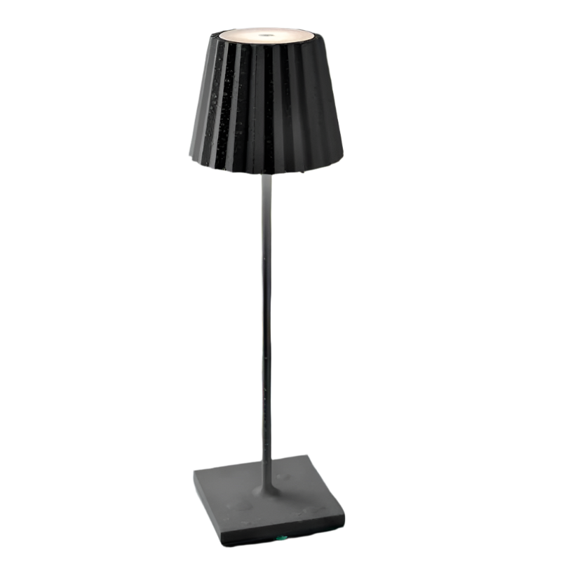 Sompex LED Outdoor Lampe Troll in Schwarz auf einem Tisch im Garten mit Wassertropfen (Outdoor geeignet)