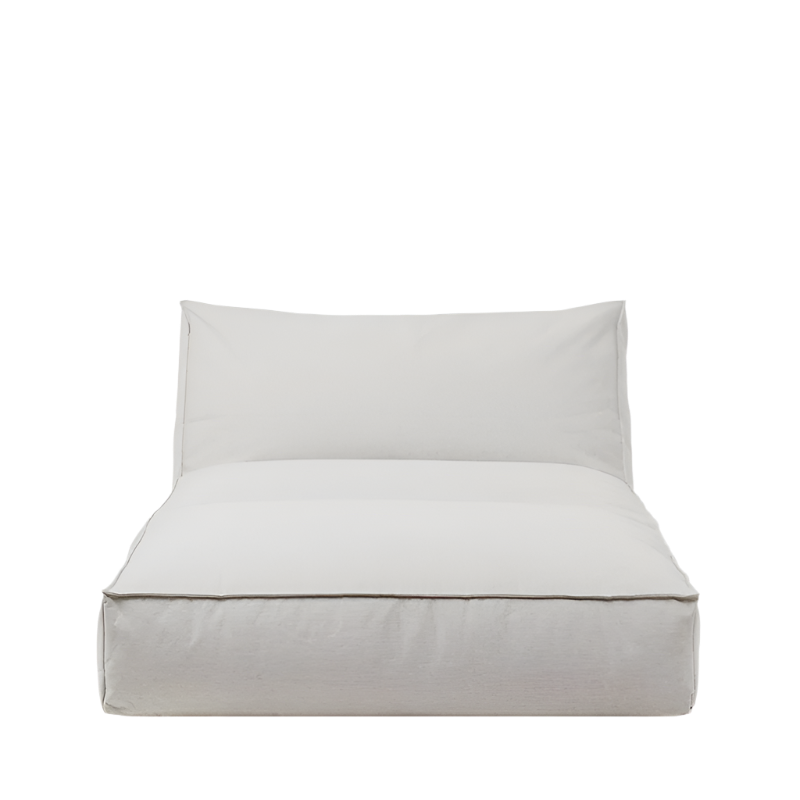 Outdoor Bett Stay von Blomus inklusive gratis Schutzhülle in der Farbe Cloud mit dem Format 180cm auf 120cm