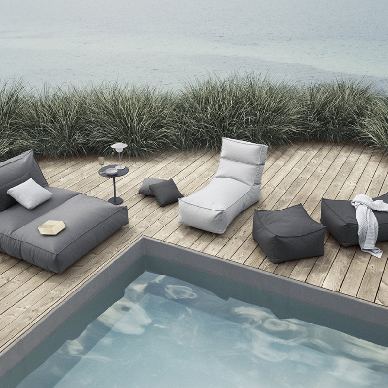 Outdoor Lounger Stay von Blomus inklusive gratis Schutzhülle in der Farbe Stone mit dem Format 120cm auf 60cm