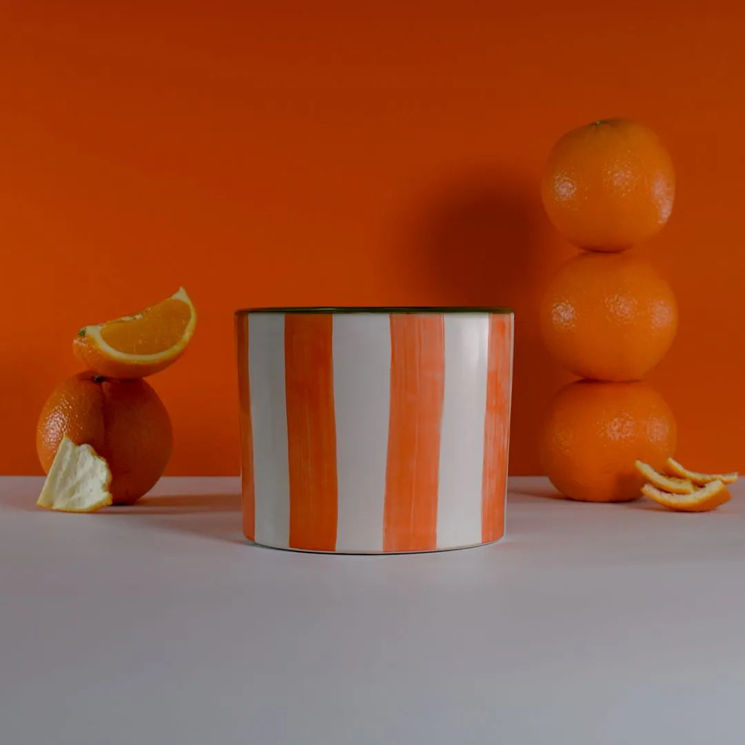 Duftkerze "Jardin des Orangers" Stripes XL von The Olphactory – handgefertigte Duftkerze mit leuchtenden Farbkontrasten
