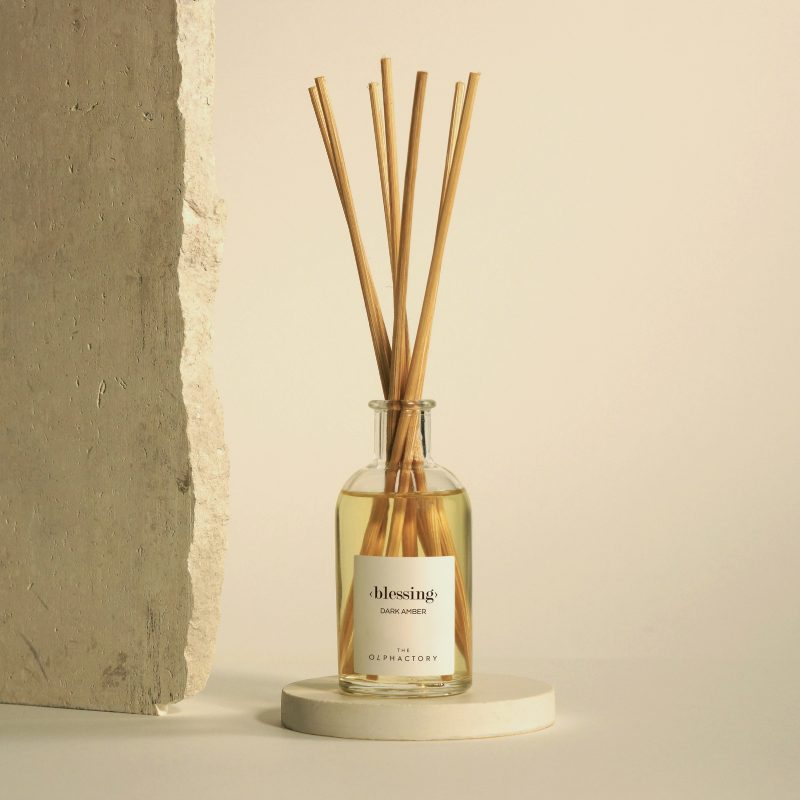 Diffuser "BLESSING" Dark Amber von The Olphactory als stilvolles Wohnaccessoire – warme, sinnliche Raumduftatmosphäre