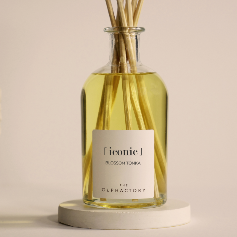 Diffuser "ICONIC" Blossom Tonka von The Olphactory als stilvolles Wohnaccessoire – warme, blumige Raumduftatmosphäre
