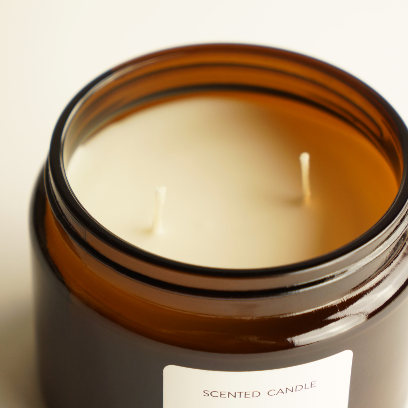Duftkerze "GRACE" Mint Tea & Basil von The Olphactory – Detailansicht mit Docht, Duftkerze für Wohnraum, Bad oder Schlafzimmer