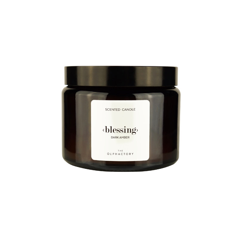Duftkerze "BLESSING" Dark Amber von The Olphactory im Glas mit Deckel – 360 g, warmer Duft mit dunklem Amber