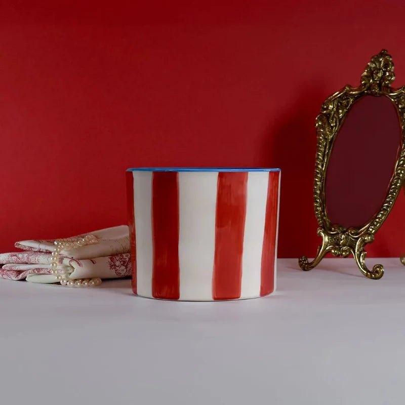 Duftkerze "Marie Antoinette" Stripes XL von The Olphactory – handgefertigte Duftkerze im barock inspirierten Design