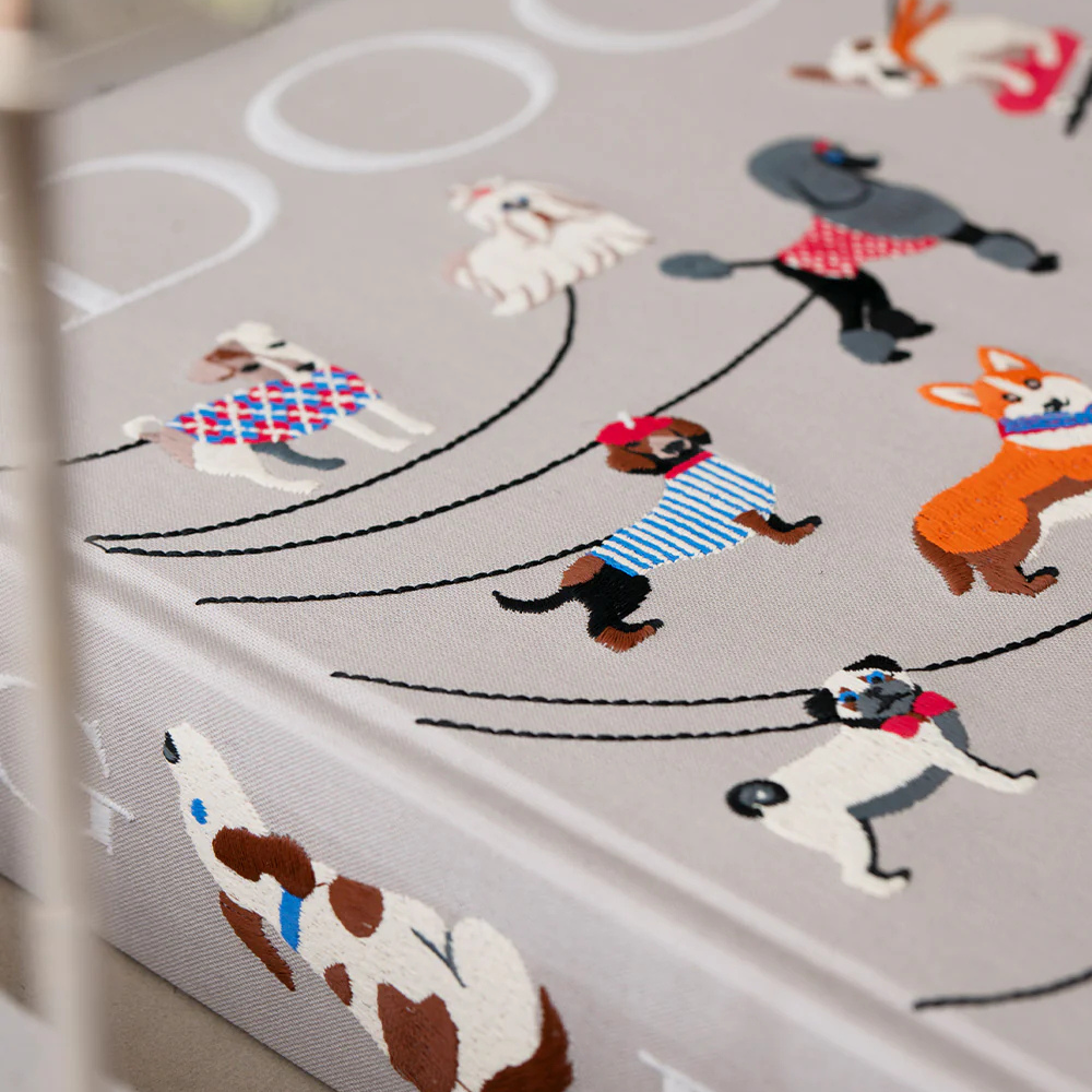 PRINTWORKS Fotoalbum Dogs Embroidered Stickerei Nahaufnahme