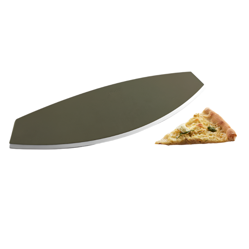 eva trio Green Tools Pizza- und Kräutermesser beim Schneiden einer Pizza